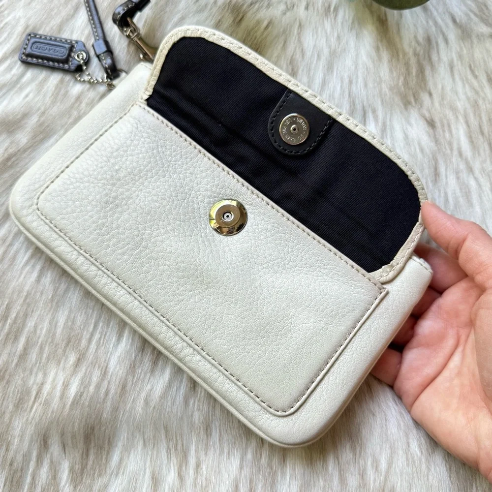 Coach Off-White Wristlet - Picture 5 of 8